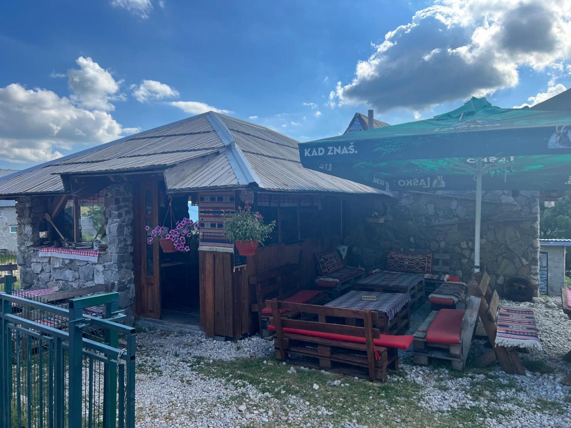 Kod Kapetana Tea Bed & Breakfast Gornji Lukomir Eksteriør bilde