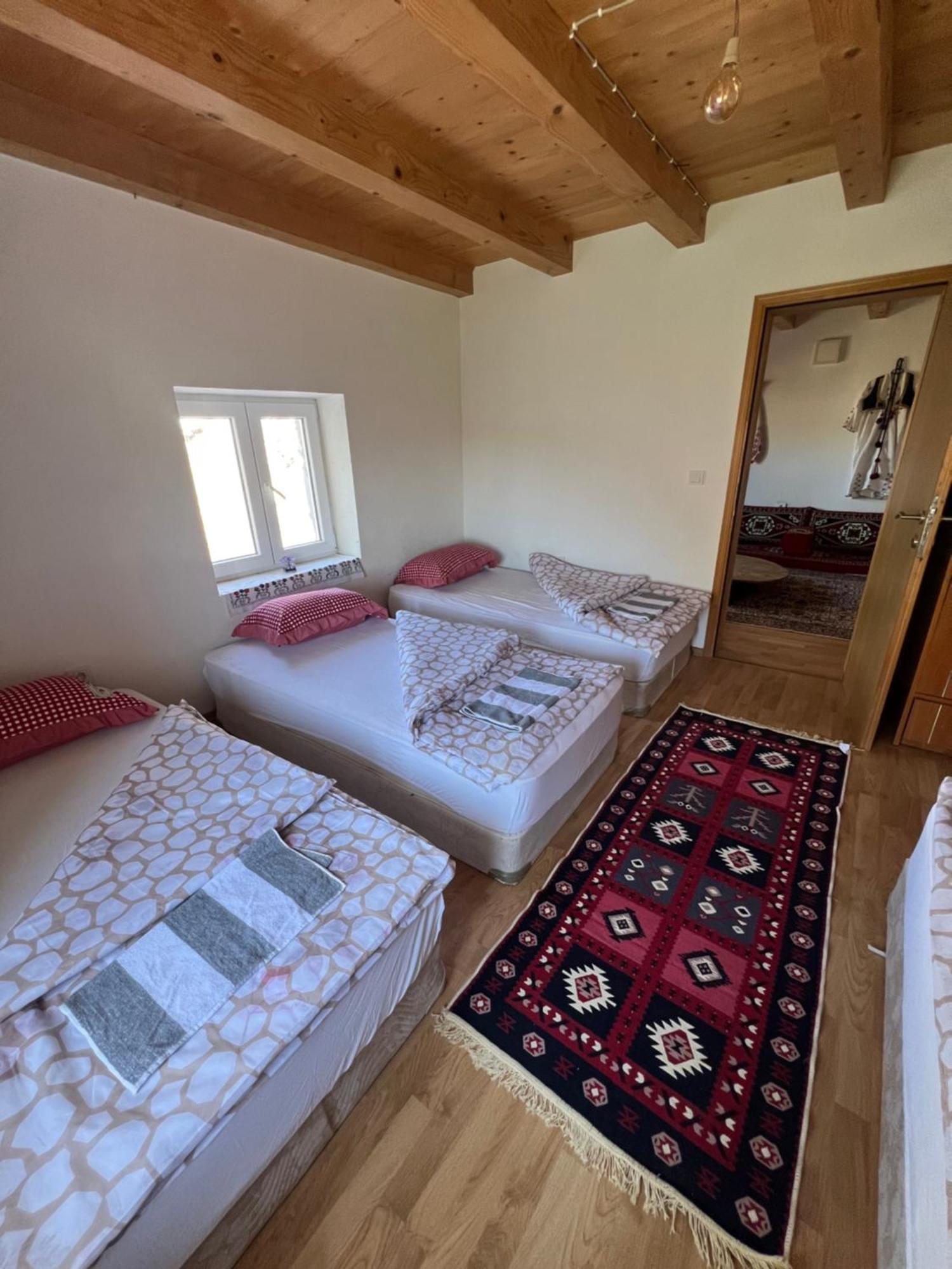 Kod Kapetana Tea Bed & Breakfast Gornji Lukomir Eksteriør bilde