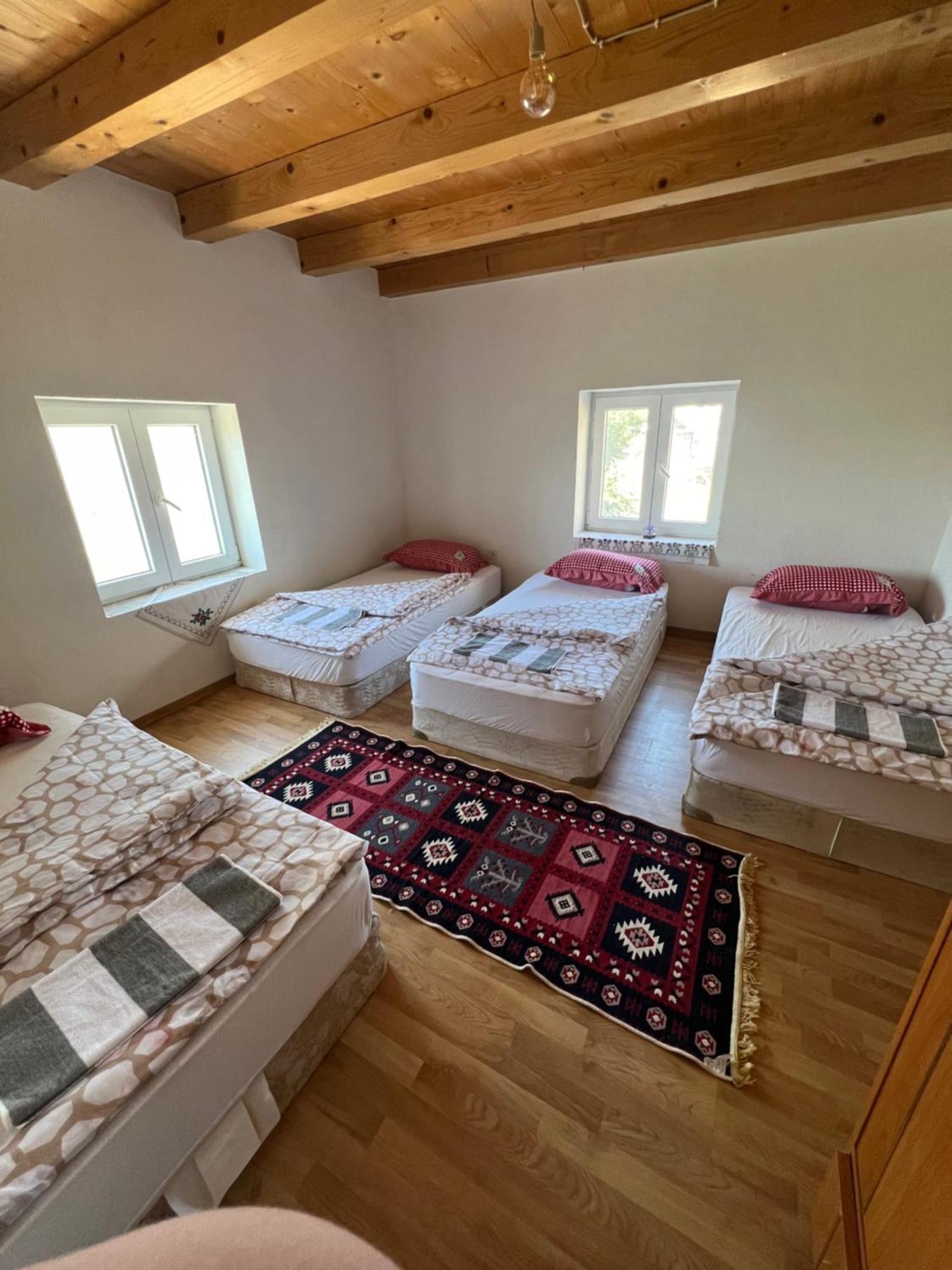 Kod Kapetana Tea Bed & Breakfast Gornji Lukomir Eksteriør bilde