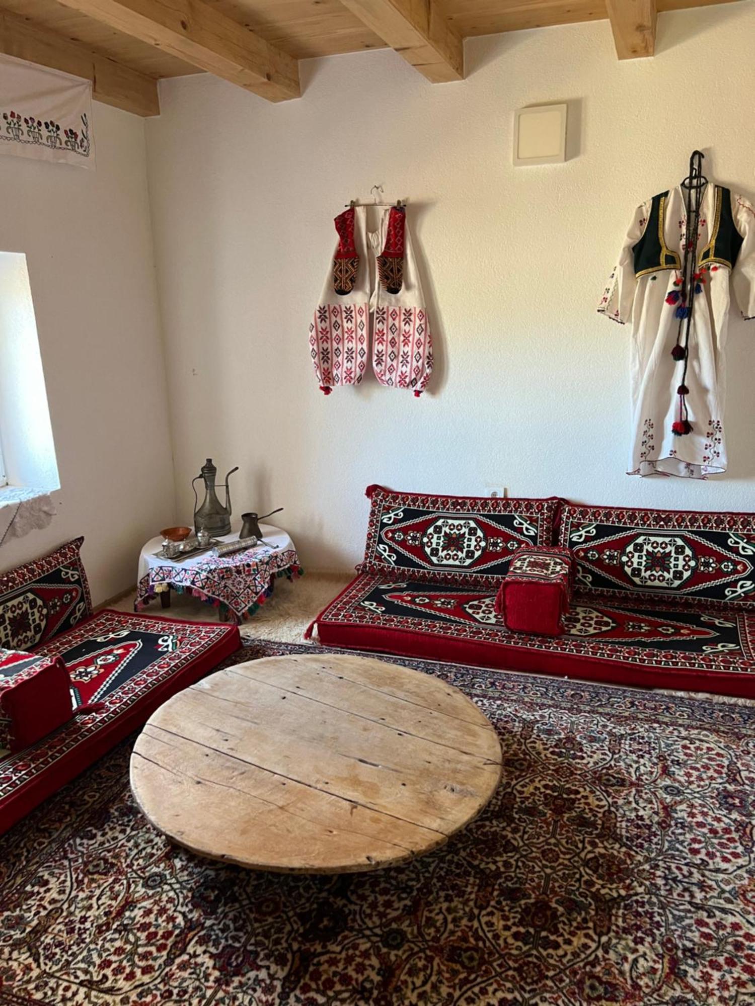 Kod Kapetana Tea Bed & Breakfast Gornji Lukomir Eksteriør bilde