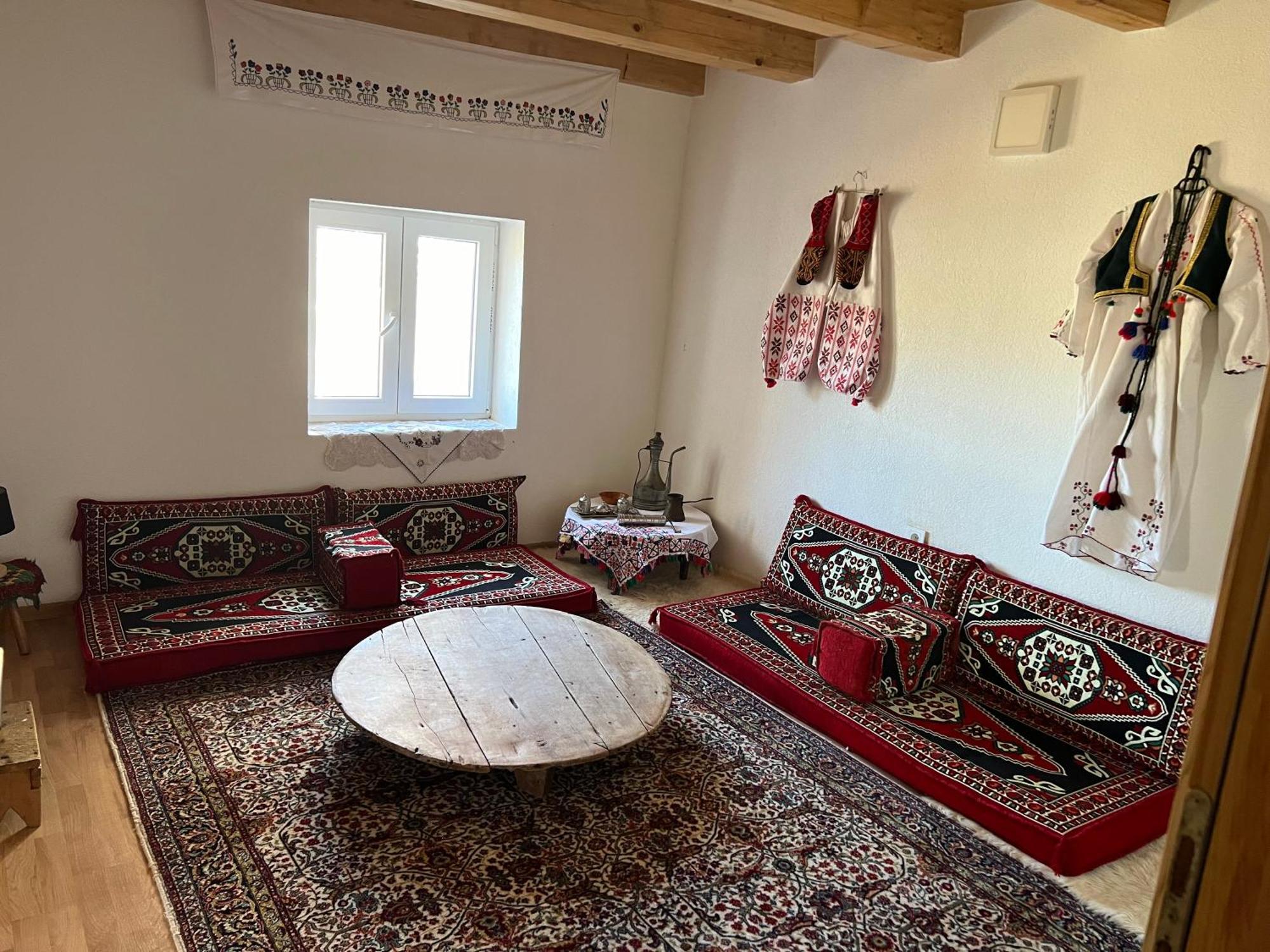 Kod Kapetana Tea Bed & Breakfast Gornji Lukomir Eksteriør bilde