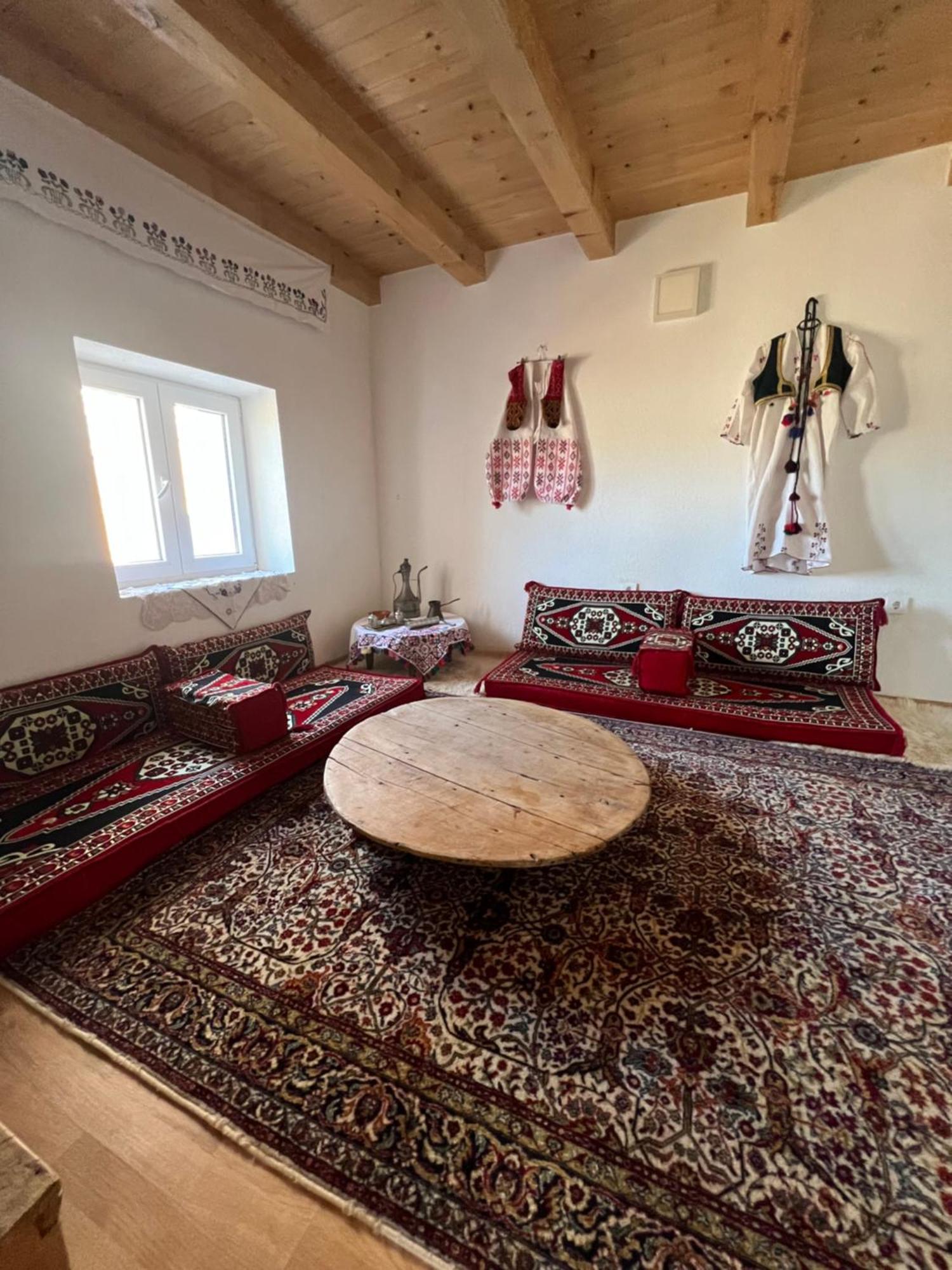Kod Kapetana Tea Bed & Breakfast Gornji Lukomir Eksteriør bilde
